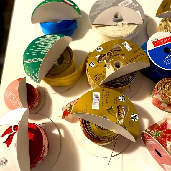 12 spindles of high quality ribbon & pre made bows - Picture 7 of 16